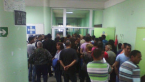 Струпване на роми пред една от секциите в Дупница