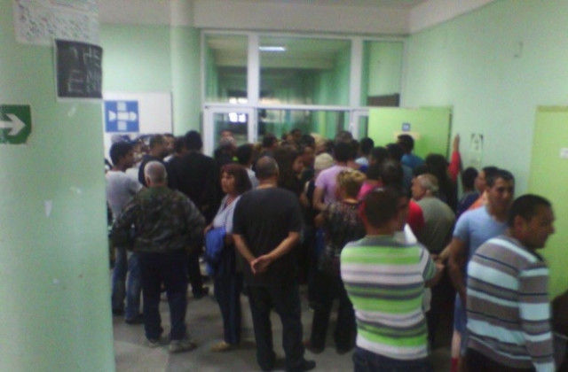 Струпване на роми пред една от секциите в Дупница