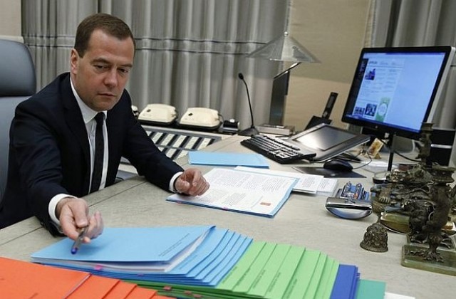 Дмитрий Медведев раздава руски паспорти на кримчани