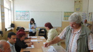 Оспорвана битка между ГЕРБ и БСП показват първите протоколи от