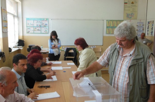 Оспорвана битка между ГЕРБ и БСП показват първите протоколи от Кюстендил