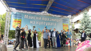 Абитуриентите от гимназия Христо Ботев дефилираха като звезди