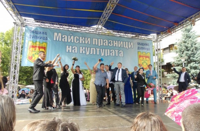 Абитуриентите от гимназия „Христо Ботев дефилираха като звезди