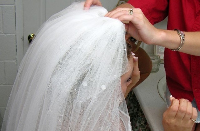 Все по-малко двойки сключват брак