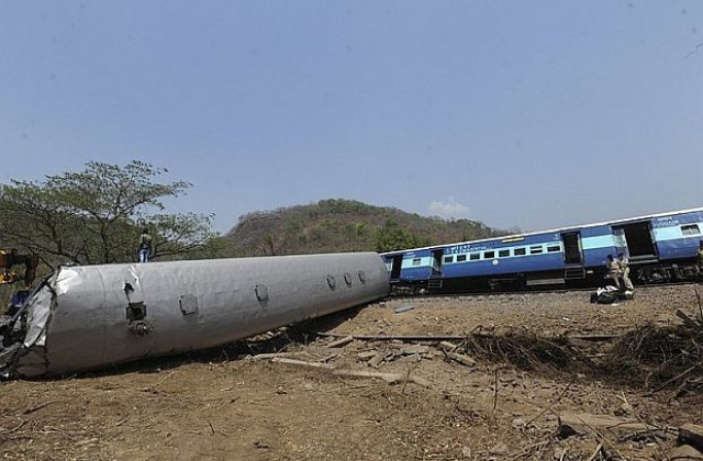 40 души загинаха при влакова катастрофа в Индия