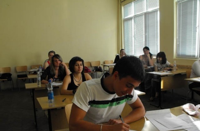 Зрелостници на матура по желание, седмокласниците на изпит по чужд език