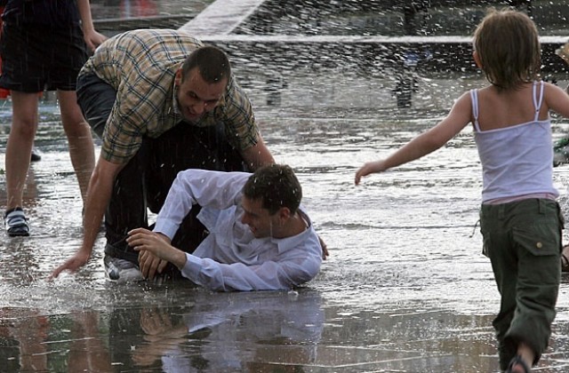Лятото все още е мираж, чака ни дъждовна седмица