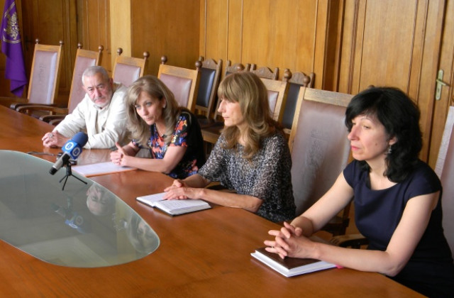 Парад на бебешките колички, детски игри и забавления за 1-ви юни във В. Търново