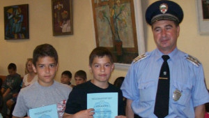 Две момчета от Ямбол с грамоти за доблест и честност
