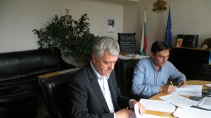 Областният управител подписа договора за ремонт на сградата на КНСБ