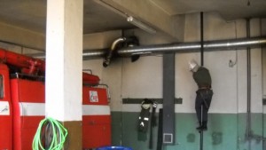 Пожар унищожи фургон и постройка спасени са животни и сгради