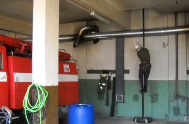 Пожар унищожи фургон и постройка, спасени са животни и сгради