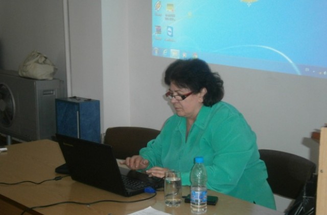 Пчеларите от Кюстендил получиха съвети за борба със заболявания по пчелите