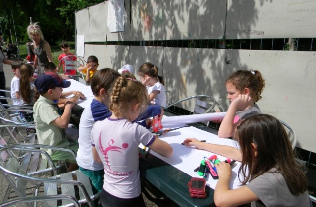 Деца рисуваха край Павилиона на щастието