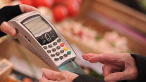 Някои банки начисляват такси за плащане чрез ПОСтерминал с дебитна