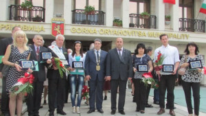 Бели гълъби и десетки цветни балони полетяха в небето на