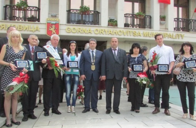 Бели гълъби и десетки цветни балони полетяха в небето на Г. Оряховица в празничния ден