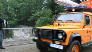 Евакуираха семейство от рушаща се къща в Смолян