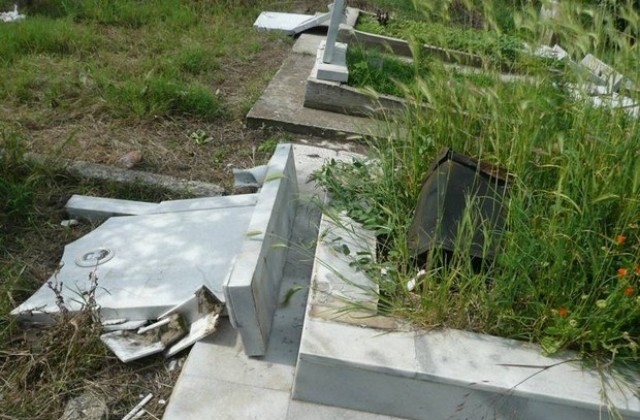 Вандали поругаха гробището на Черно море и Рудник