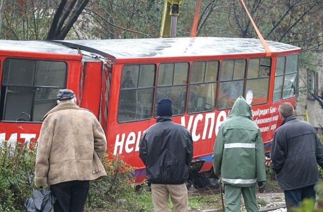 Трамвай дерайлира заради дъжда в София