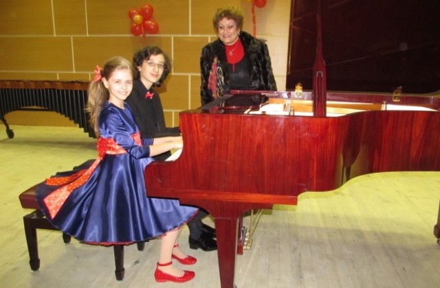 Талантливи ученици свирят с русенската филхармония