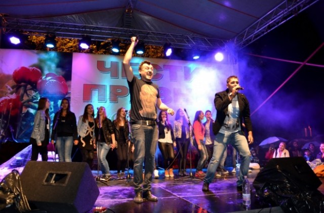 С грандиозно парти под дъжда и светлинно-звуков спектакъл завърши празникът в Г. Оряховица (СНИМКИ)