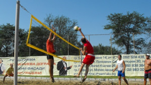 Ученици мерят сили в плуване и плажен волейбол