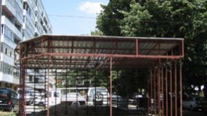 Погват незаконните бараки и фургони