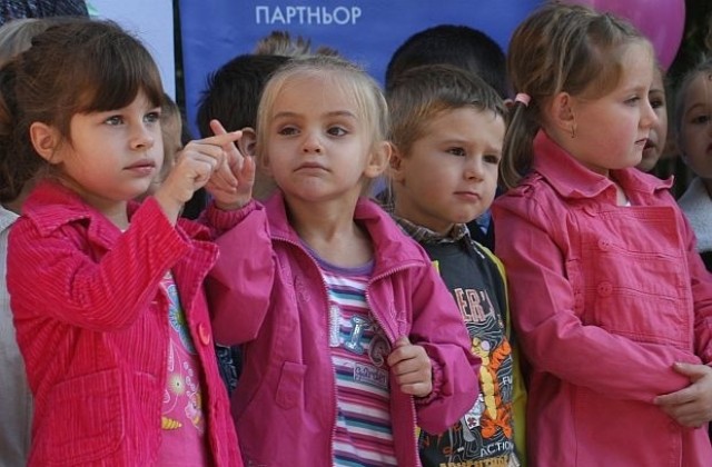 Стихотворилница, танци и игри за малчуганите