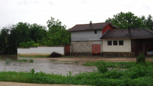 Високи води на р Стражка достигнаха до къщи в Макак