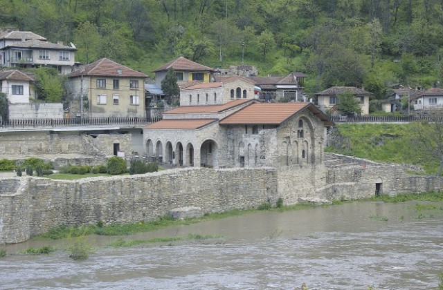 Наводнени места при поречието на Янтра, нивото вече спада