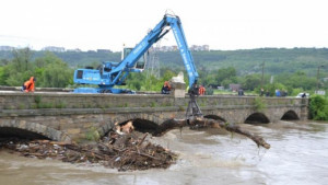 Разчистиха затлачения мост при Първомайци пуснаха движението