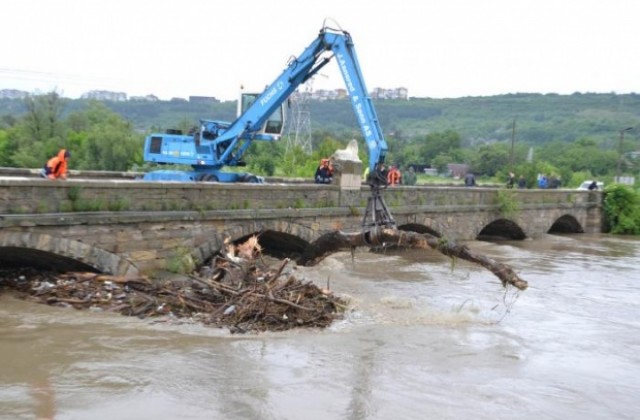 Разчистиха затлачения мост при Първомайци, пуснаха движението