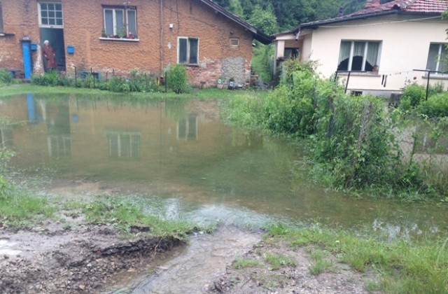 Автомобилни гуми и изхвърлен битов инвентар задръстили деретата