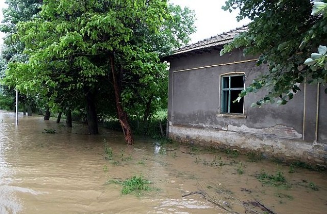 Обилни валежи и локални наводнения в страната