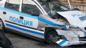 Невнимателен шофьор блъсна три полицейски патрулки на булевард в Ловеч