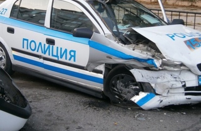 Невнимателен шофьор блъсна три полицейски патрулки на булевард в Ловеч