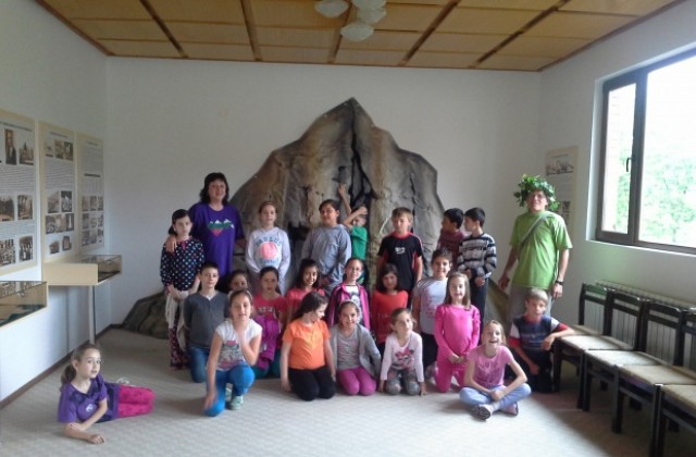 Горски цар посрещна малки туристи на Ксилифор