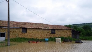 Продължава борбата с водната стихия в Априлово застрашени са още