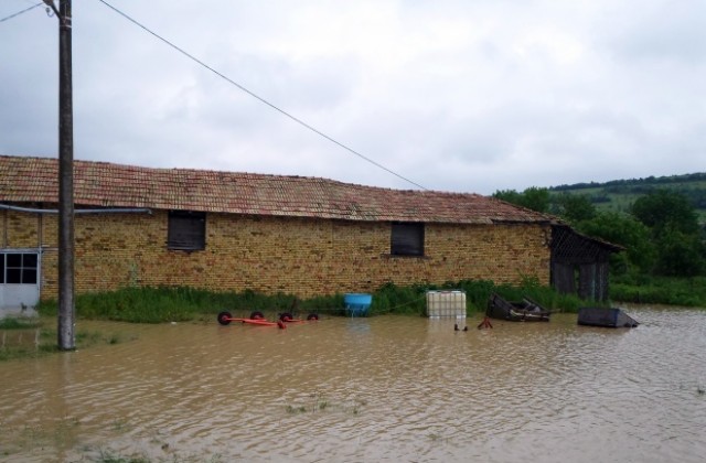 Продължава борбата с водната стихия в Априлово, застрашени са още две села