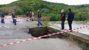 Пропадна част от моста между Върбица и Горски долен Тръмбеш