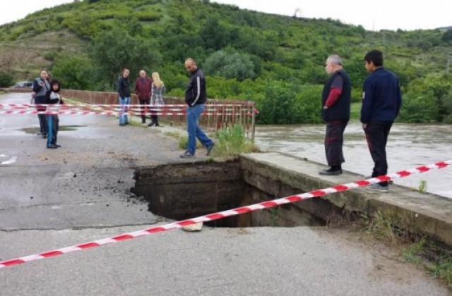 Пропадна част от моста между Върбица и Горски долен Тръмбеш