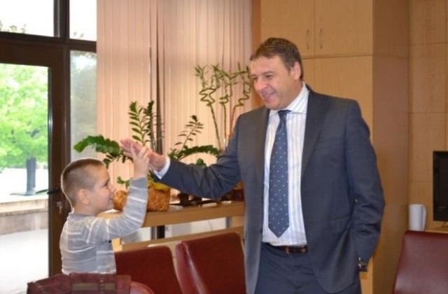 Атанас Камбитов: Честит празник, скъпи деца!