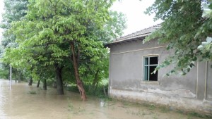 Водата в Априлово започна да се оттича чакат екипите по