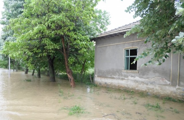 Водата в Априлово започна да се оттича, чакат екипите по отводняването