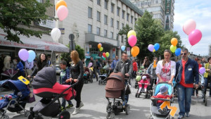 Първи парад на бебешките колички за Деня на детето във