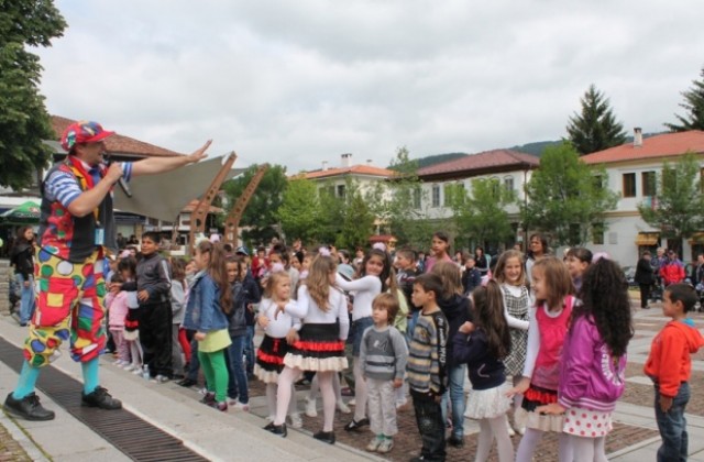 В Елена танцуваха и рисуваха за Деня на детето