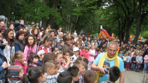 Стотици горнооряховски деца щуряха на своя празник с Бате Енчо