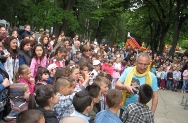 Стотици горнооряховски деца щуряха на своя празник с Бате Енчо