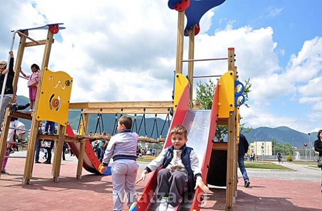 Откриха нови детска и спортна площадка във Враца